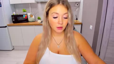 Snapshot of sarahmils chatting on 10-11-25, 01:42 Sarah online show from 10-11-25, 01:42