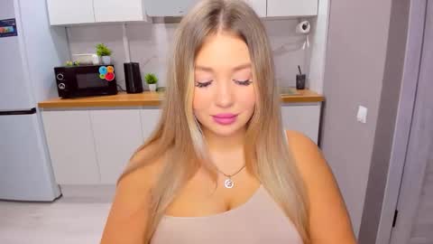 Snapshot of sarahmils chatting on 10-20-25, 02:39 Sarah online show from 10-20-25, 02:39