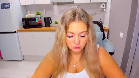 Snapshot of sarahmils chatting on 10-26-25, 02:56 Sarah online show from 10-26-25, 02:56