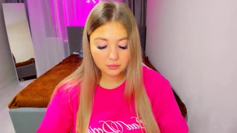 Snapshot of sarahmils chatting on 11-06-25, 02:29 Sarah online show from 11-06-25, 02:29