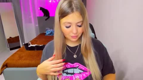 Snapshot of sarahmils chatting on 11-08-25, 02:28 Sarah online show from 11-08-25, 02:28