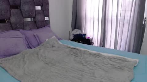 Lia online show from 11-17-25, 12:22