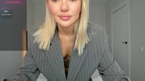 Snapshot of sarahphyllis chatting on 06-11-26, 01:42 sarahphyllis online show from 06-11-26, 01:42