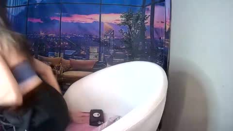 SarahStarr online show from 12-16-25, 05:23