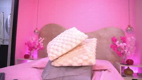 Snapshot of sarak_ chatting on 05-22-26, 12:00 Sara online show from 05-22-26, 12:00
