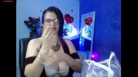 Snapshot of sarasmith2 chatting on 02-06-25, 09:17 sara online show from 02-06-25, 09:17