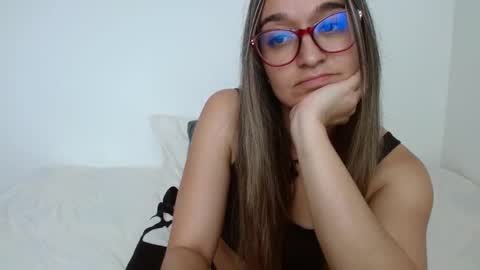 Snapshot of sarasteele chatting on 02-19-25, 08:31 sara online show from 02-19-25, 08:31