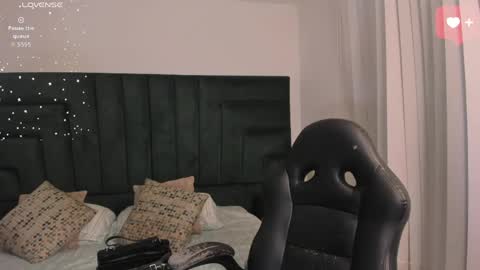 Snapshot of sarawagner_ chatting on 05-10-26, 12:27 online show from 05-10-26, 12:27