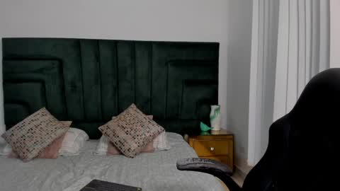 Snapshot of sarawagner_ chatting on 05-19-26, 01:56 online show from 05-19-26, 01:56