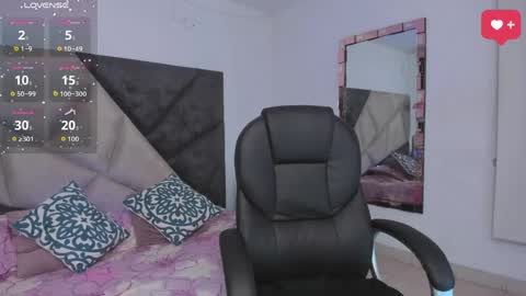 Snapshot of sarawagner_ chatting on 05-21-26, 12:28 online show from 05-21-26, 12:28