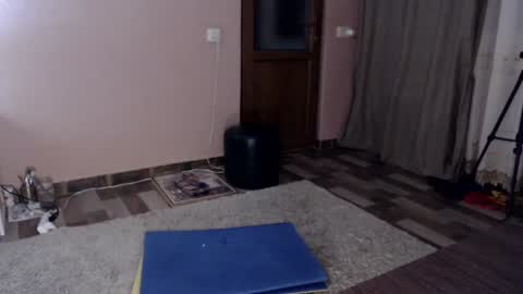 Snapshot of sarinaluv chatting on 06-15-26, 08:00 online show from 06-15-26, 08:00