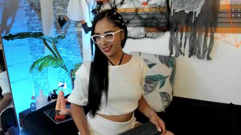Snapshot of saritalove_ chatting on 10-17-25, 02:15 Sara online show from 10-17-25, 02:15