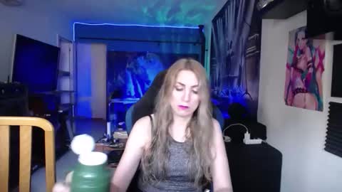 Snapshot of saruandjay chatting on 11-20-25, 10:15 Giselle and Jay online show from 11-20-25, 10:15