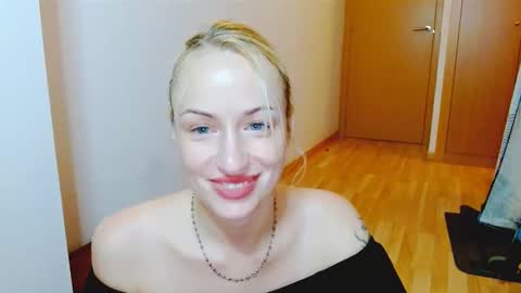 Snapshot of satinqueen90 chatting on 10-19-25, 06:03 Satinqueen90 online show from 10-19-25, 06:03