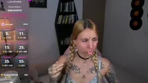 Snapshot of saucy_jenn1 chatting on 10-19-25, 01:39 I AM JENN  online show from 10-19-25, 01:39