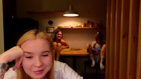 Snapshot of sav_anna chatting on 02-12-25, 05:16 LUNA and ANNA online show from 02-12-25, 05:16