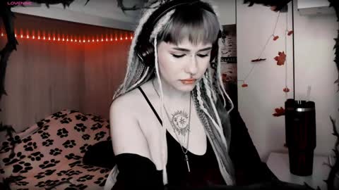 pronoun she. name Mary. age 21. online show from 01-06-25, 03:29