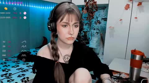 pronoun she. name Mary. age 21. online show from 02-24-25, 03:20