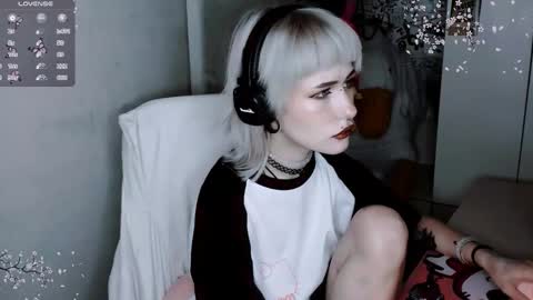 pronoun she. name Mary. age 21. online show from 11-09-25, 04:49