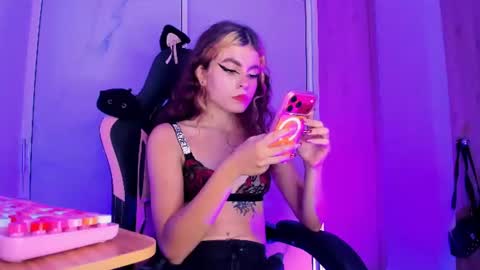 Snapshot of scarletblaze_ chatting on 08-01-26, 12:21 Scarlet online show from 08-01-26, 12:21