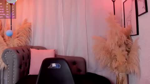 Scarlett Johs online show from 09-17-25, 01:24