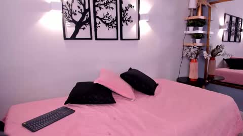 Scarlett Johs online show from 10-21-25, 09:15