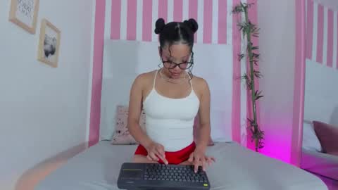 Snapshot of scarlett_jonson_ chatting on 11-14-25, 01:32 . . online show from 11-14-25, 01:32