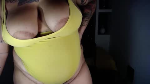 Snapshot of scarlett_keaty chatting on 02-04-25, 01:59 scarlett online show from 02-04-25, 01:59