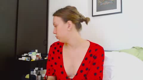 Snapshot of scarlettford chatting on 06-18-26, 01:26 Scarlett online show from 06-18-26, 01:26