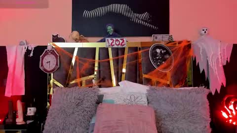 scarlettorres online show from 10-29-25, 07:04