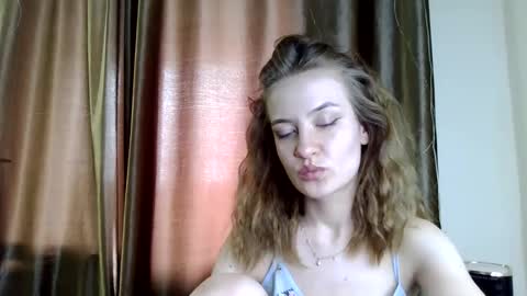 Snapshot of scented_elsa chatting on 05-27-26, 11:18 Elsa online show from 05-27-26, 11:18