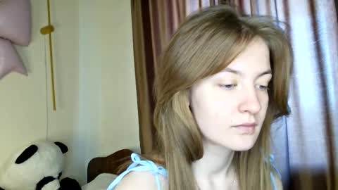 Snapshot of scented_elsa chatting on 06-25-26, 08:19 Elsa online show from 06-25-26, 08:19