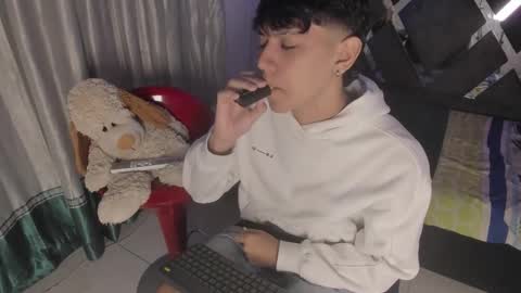 Snapshot of sebas_pretty7 chatting on 12-18-25, 12:33 sebas_pretty7 online show from 12-18-25, 12:33