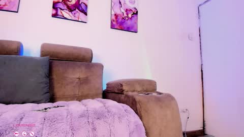     .  INDEPENDENT MODEL online show from 02-06-26, 01:14