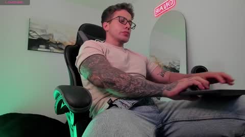 Snapshot of sebastianortizm chatting on 01-24-25, 12:52 Lucian Sinclair online show from 01-24-25, 12:52