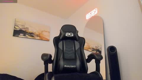 Snapshot of sebastianortizm chatting on 01-26-25, 12:37 Lucian Sinclair online show from 01-26-25, 12:37