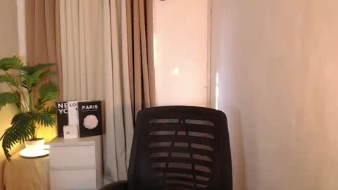 Snapshot of seductivedeluxe69 chatting on 02-06-26, 07:45 Deluxe online show from 02-06-26, 07:45