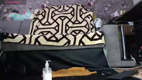 Snapshot of seexysweetie chatting on 11-02-25, 10:06 Angie online show from 11-02-25, 10:06