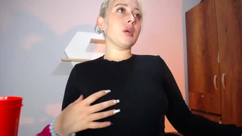 Snapshot of sejmet_5 chatting on 01-09-25, 02:43 Yeyis online show from 01-09-25, 02:43