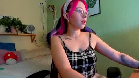 Snapshot of sejmet_5 chatting on 11-16-25, 03:17 Yeyis online show from 11-16-25, 03:17