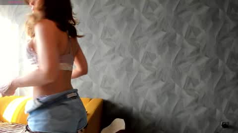 Selena online show from 10-15-25, 03:17