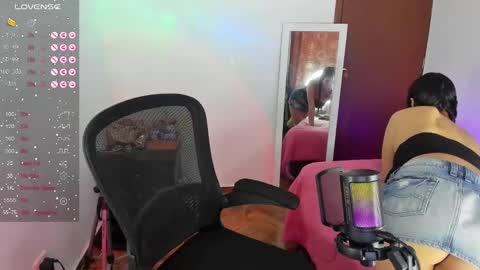 Snapshot of selene_e chatting on 01-02-25, 11:20 Karol. online show from 01-02-25, 11:20