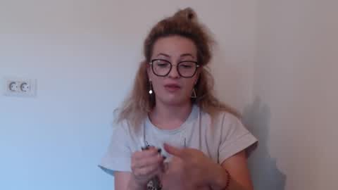 Snapshot of selenna_emma843468 chatting on 10-13-25, 02:06 Selenna online show from 10-13-25, 02:06