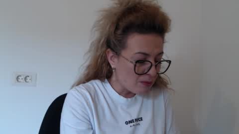 Snapshot of selenna_emma843468 chatting on 10-23-25, 10:58 Selenna online show from 10-23-25, 10:58