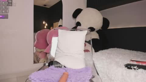 Snapshot of selenne_schmitt chatting on 09-10-25, 10:32 Selenne online show from 09-10-25, 10:32