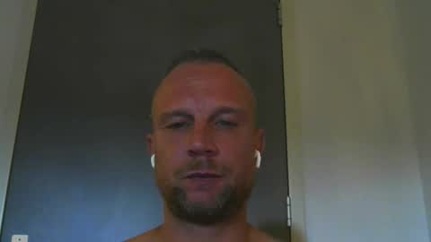 Snapshot of sence08 chatting on 10-27-25, 11:47 sence08 online show from 10-27-25, 11:47