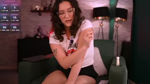 Snapshot of sensual_jassmine chatting on 06-16-26, 05:04 Jasmine online show from 06-16-26, 05:04