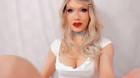 Mia online show from 04-21-26, 10:45