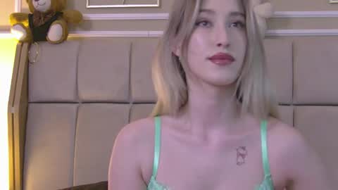 Snapshot of serena_bennet chatting on 05-27-26, 08:55 Serena online show from 05-27-26, 08:55
