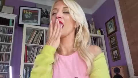 Snapshot of serenexxmilf chatting on 06-01-26, 08:43 serenexx your MILF online show from 06-01-26, 08:43